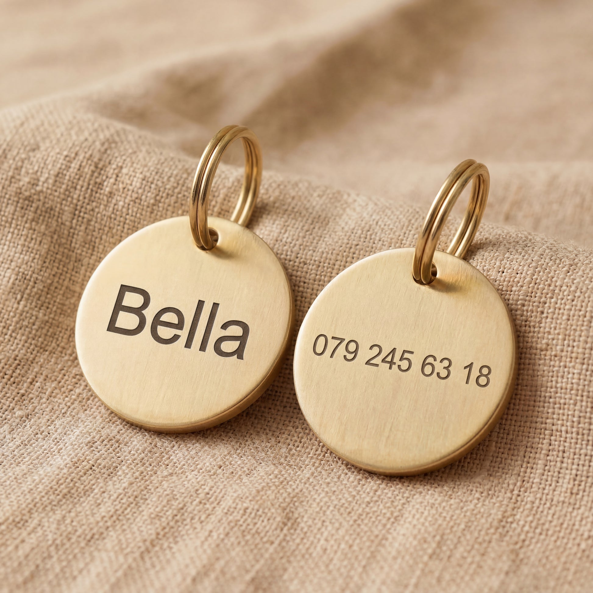 Personalisierter runder Hundeanhänger aus goldfarbenem Metall mit Name Bella