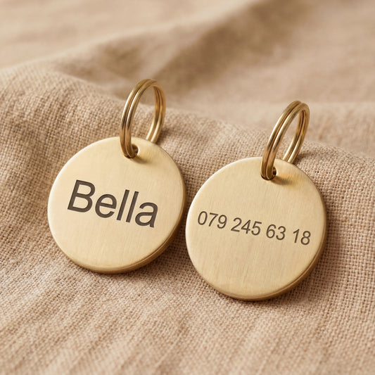 Personalisierter runder Hundeanhänger aus goldfarbenem Metall mit Name Bella